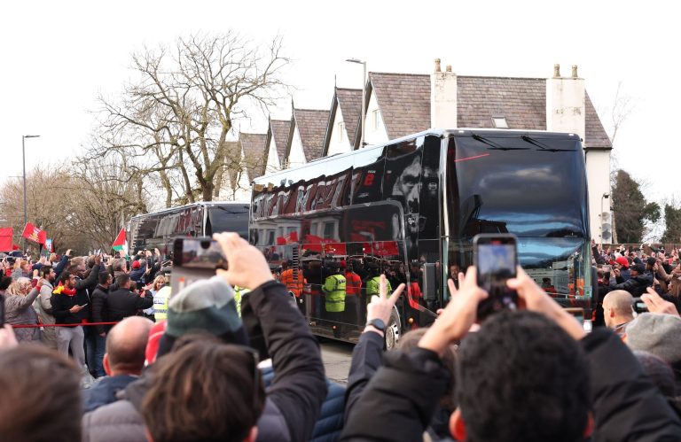 Megrongálták a Manchester United csapatbuszát, a Liverpool közleményt adott ki