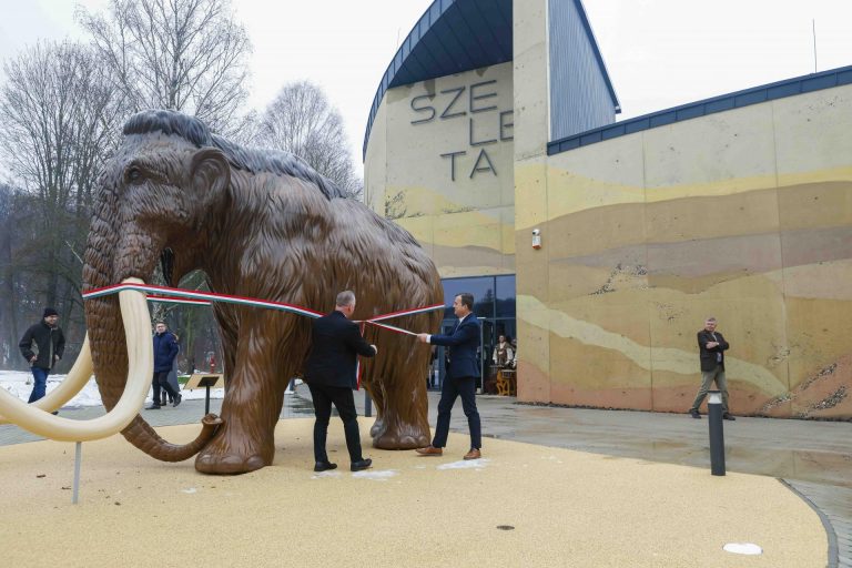 Megnyitották a Szeleta Park Látogatóközpontot Miskolcon