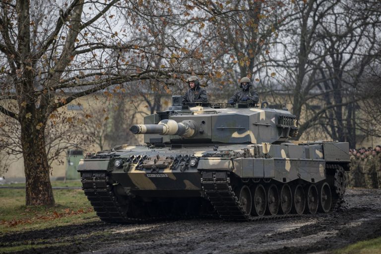 Megérkeztek Magyarországra a tankok, amiket a „harcmezők királyának” neveznek
