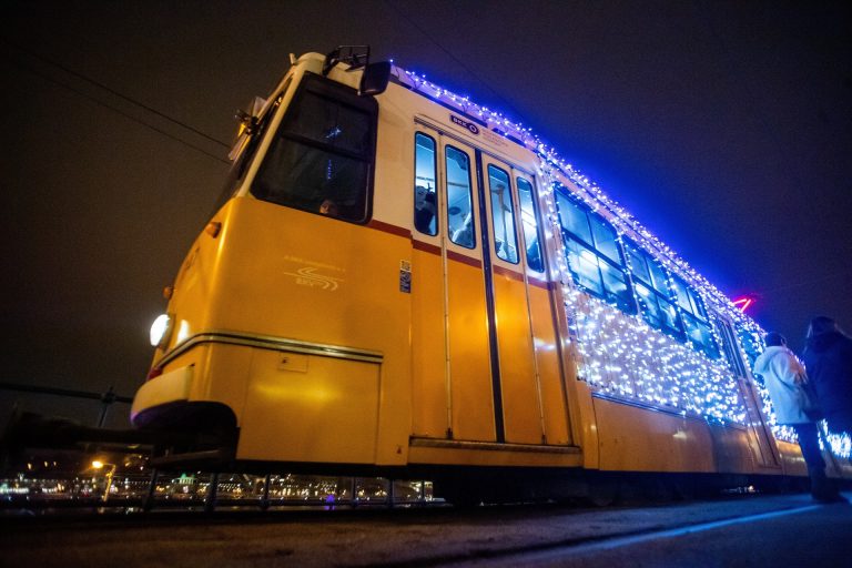 Látványos fotókon a budapesti adventi fényvillamos