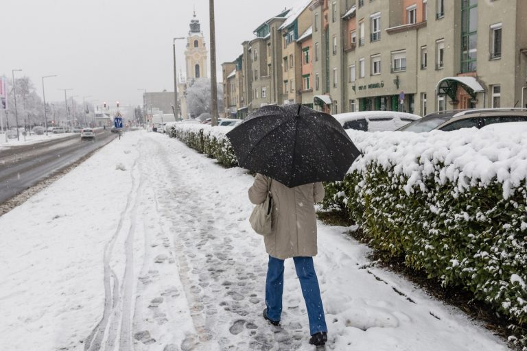 Folyamatosan akcióban vannak a tűzoltók az újabb nagy havazás miatt