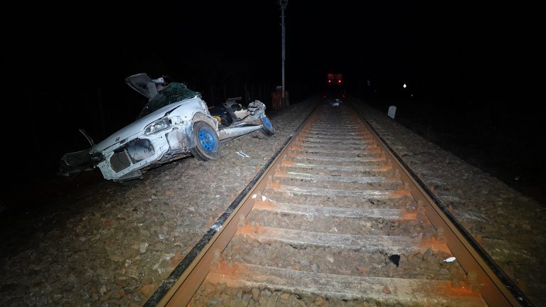 Felkavaró helyszíni fotókon a halálos martfűi vonatbaleset