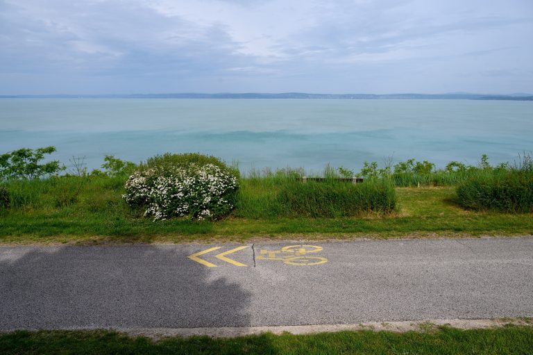 Újabb, 12 kilométer hosszú kerékpárút épült a Balatonnál