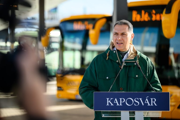 Lázár János kiakadt a Volánbusz egyik szakszervezetére