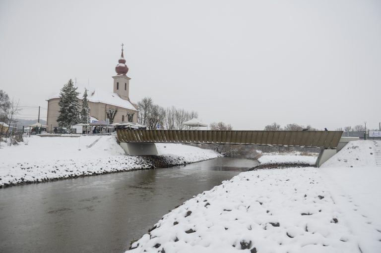 Háztartások ezrei maradtak áram nélkül Szlovákiában a  heves havazás miatt