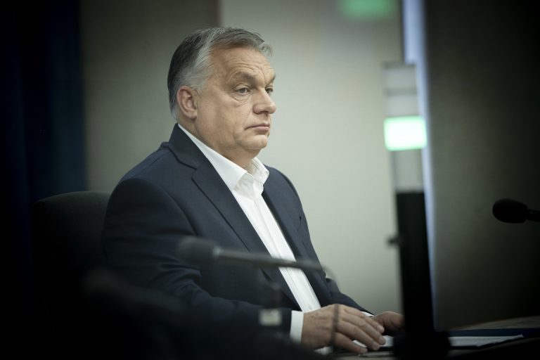 Orbán Viktor két újabb vezetőt mentett fel