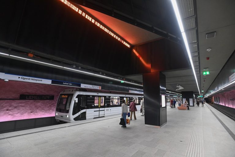 Egymás után áznak be a 3-as metró nemrég felújított állomásai