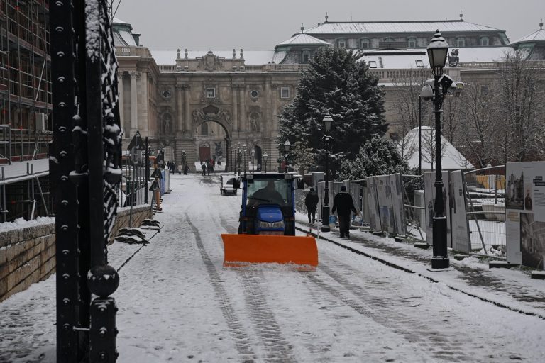 60-nál is több szóró és hókotró géppel takarítják Budapest útjait