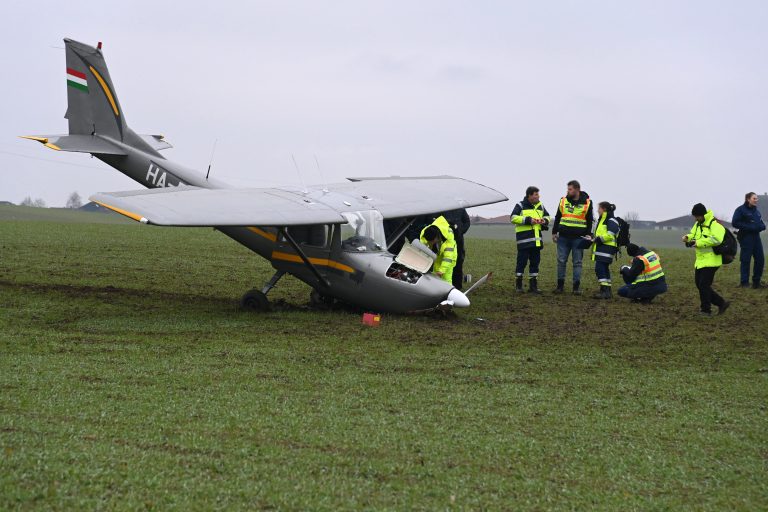 Kényszerleszállást hajtott végre egy repülőgép egy budapesti szántóföldön