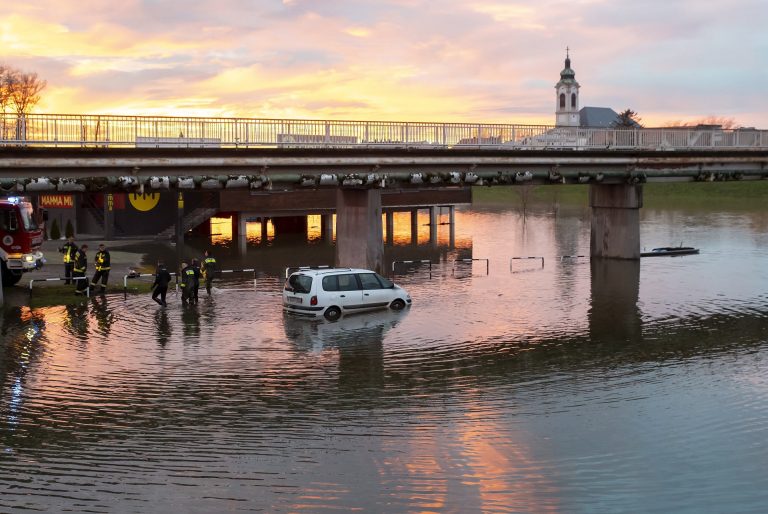 Már mentik az autókat a megáradt Rábából egy győri parkolóban