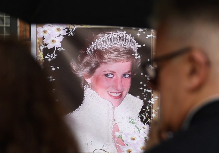 Több mint egymillió dollárért kelt el Diana hercegnő egyik estélyi ruhája