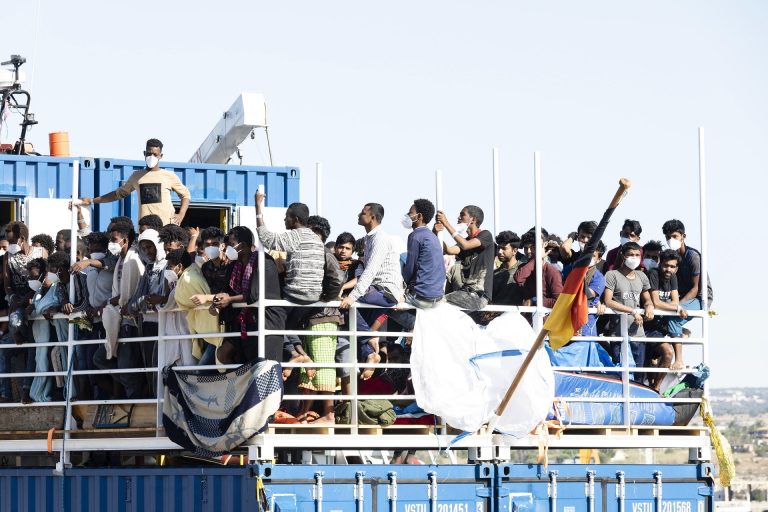Felborult egy több mint 60 migránst szállító hajó a La Manche-csatornánál