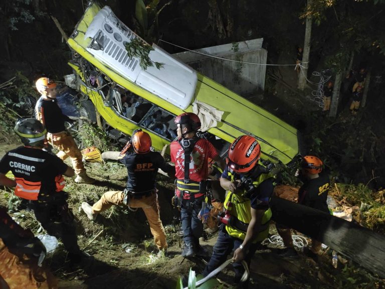 25 ember halt meg egy tragikus buszbalesetben, 12-en eltűntek