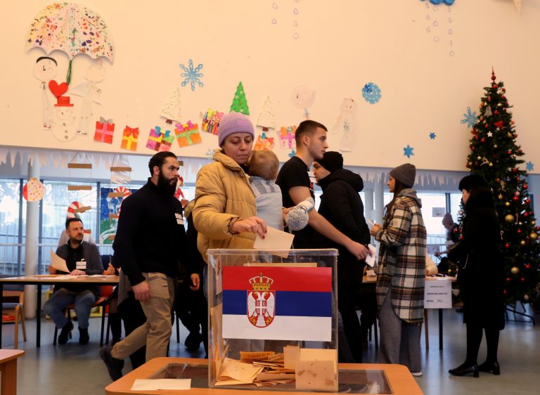 Már választási csalásról beszélnek a szerb választások kapcsán