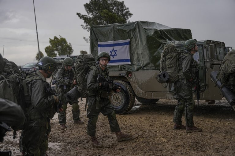 Izrael most először harcol vegyes férfi-női alakulattal a fronton