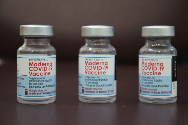 Több százezer vakcinát vásárolt a kormány az új covid-variáns ellen