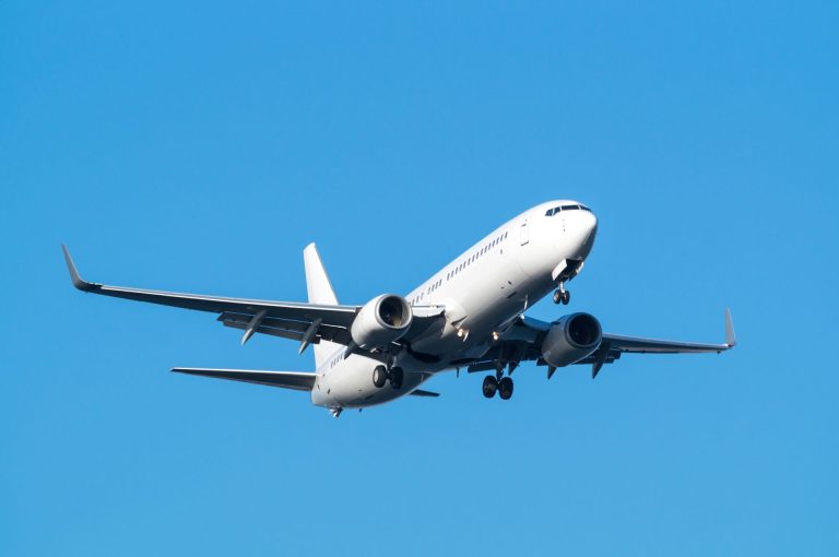 Videón, ahogy a levegőben kigyullad egy Boeing 737-es repülőgép hajtóműve