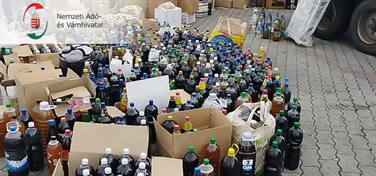 Több mint 1000 liter alkoholtartalmú itallal bukott le kamionos az M3-ason (videó)