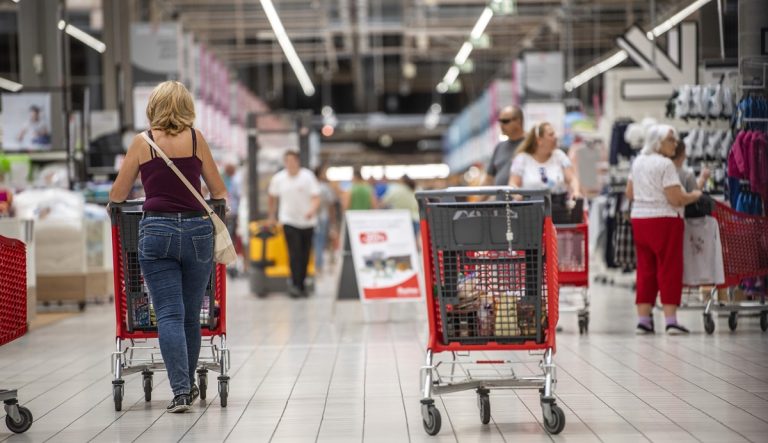 Jelentős béremelés az Auchannál: bruttó 380 ezer forint a legalacsonyabb alapfizetés