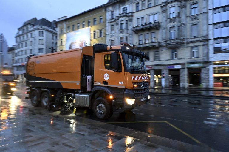 Óriási mennyiségű hulladékot szedtek össze Budapesten a szilveszteri bulik után