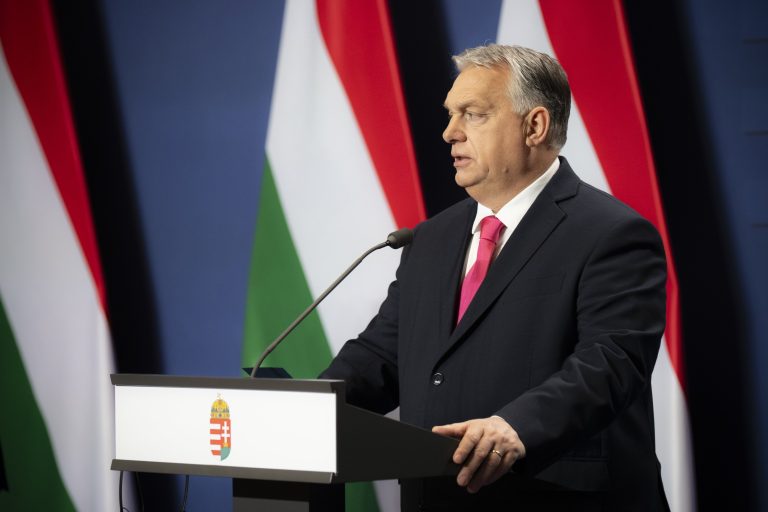 Orbán Viktor vezetésével a kormány tovább csökkenti a hiányt és az államadósságot