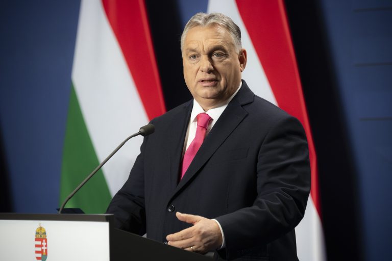 Orbán Viktor gyerekkori képek alapján tippelt, melyik kormánytag van a fotón (videó)