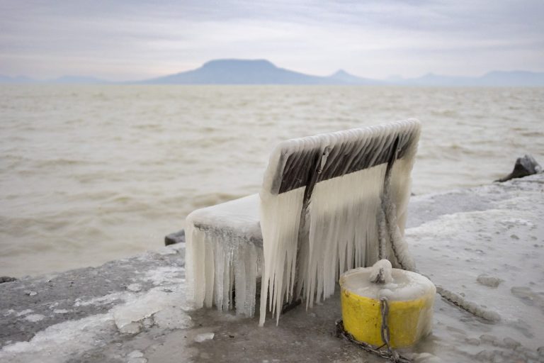 Hullámzott a jég a magyar tengeren, látványos videó készült róla