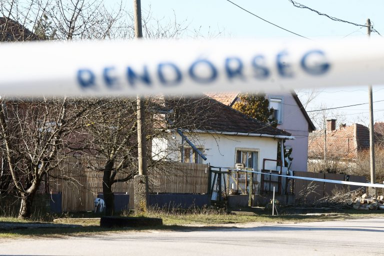 Két holttestet találtak a rendőrök egy tószegi családi házban, gyilkosság történhetett