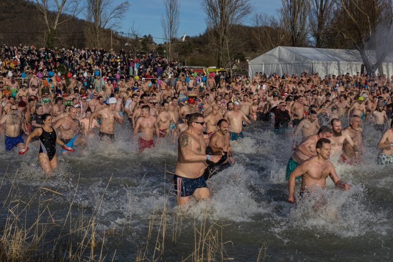 Újévi fürdőzők sétáltak bele a 3°C-os Balatonba január első napján