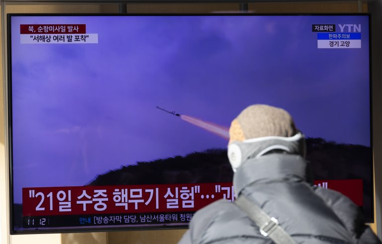 Újabb cirkálórakétákat lőtt ki Észak-Korea, készek felkészülni egy halálos háborúra