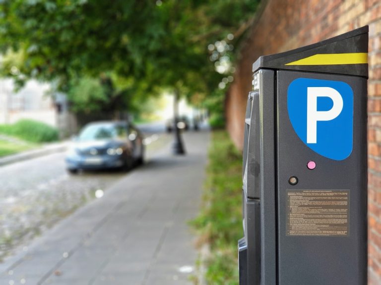 Áprilistól újabb magyar városban szűnik meg az ingyenes parkolás