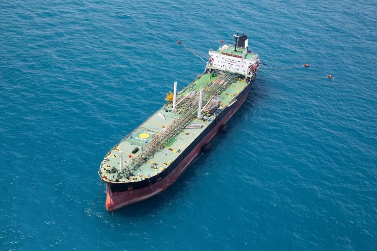 Az iráni haditengerészet lefoglalt egy olajszállító hajót az Ománi-öbölben