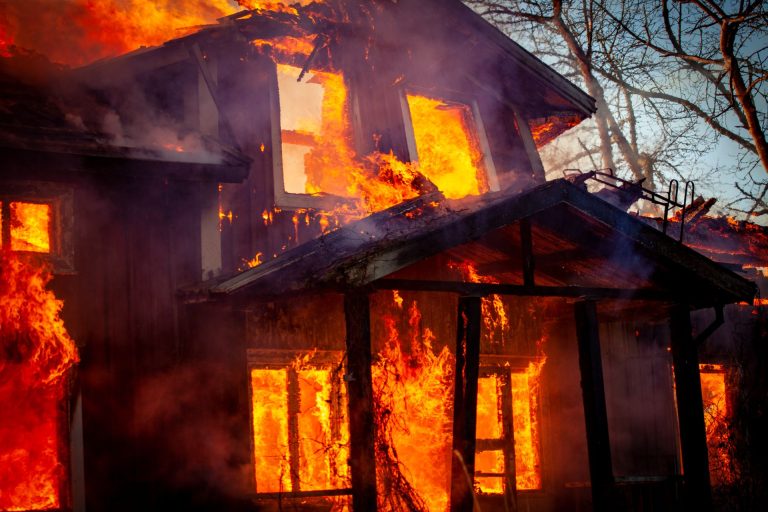 Két, egybeépített családi ház lángolt Erdőkertesen, az egyik teljesen megsemmisült
