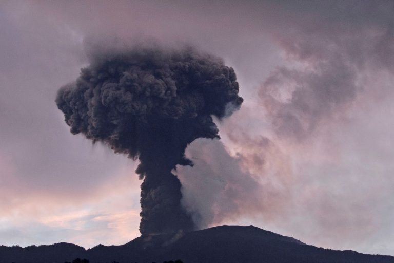 Nem nyugszik az indonéz vulkán, ismét kitört a Marapi (fotók, videók)