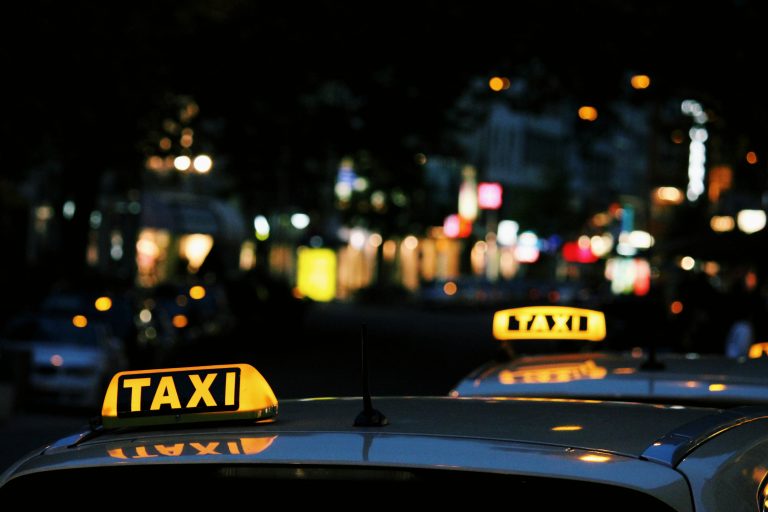 Közel 2500 taxit is ellenőriztek tavaly, csaknem 30 millió forintnyi bírság jött össze