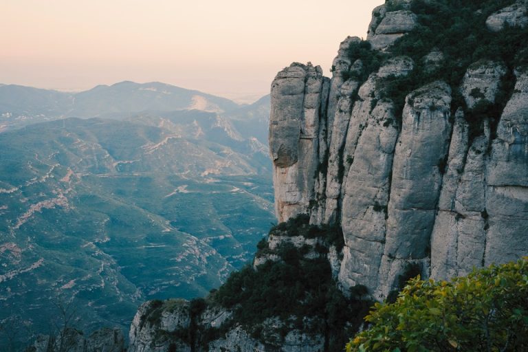 Harminc métert zuhant egy szikláról egy 80 éves hegymászó Spanyolországban