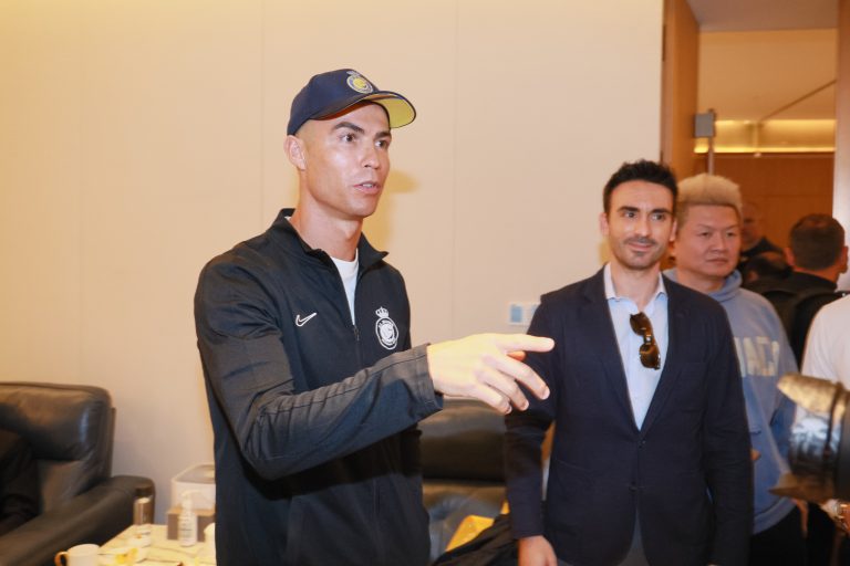 Méterekről látszik Cristiano Ronaldo kockás hasa (videó)