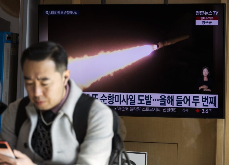 Észak-Korea pénteken újabb cirkálórakétákat lőtt ki