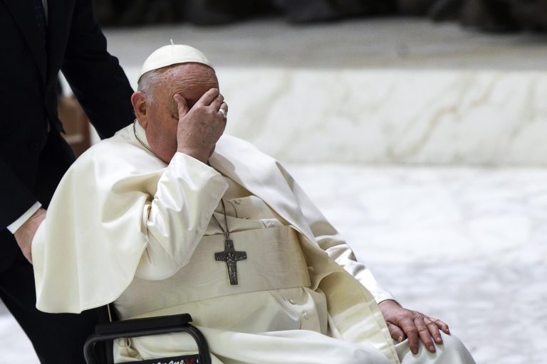 Rossz hír az összeesküvés-elméletek kedvelőinek: a pápa nem szövöget titkos terveket