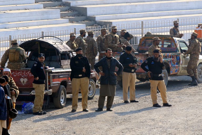 Legalább 22-en meghaltak Pakisztánban két robbanás miatt