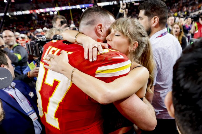 Így ünnepelt Taylor Swift a szerelmével a Super Bowl megnyerését követően (videó)