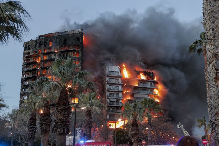 Óriási lakóháztűz pusztított Valenciában, többen meghaltak (videó)