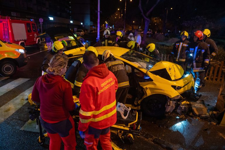 Helyszíni fotókon a hétvégén történt fővárosi taxis baleset