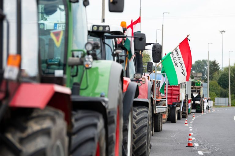 Záhonynál gyülekeznek a magyar gazdálkodók, traktorok lepték el az utakat