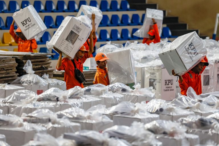 71 választási alkalmazott vesztette életét végkimerülésben Indonéziában