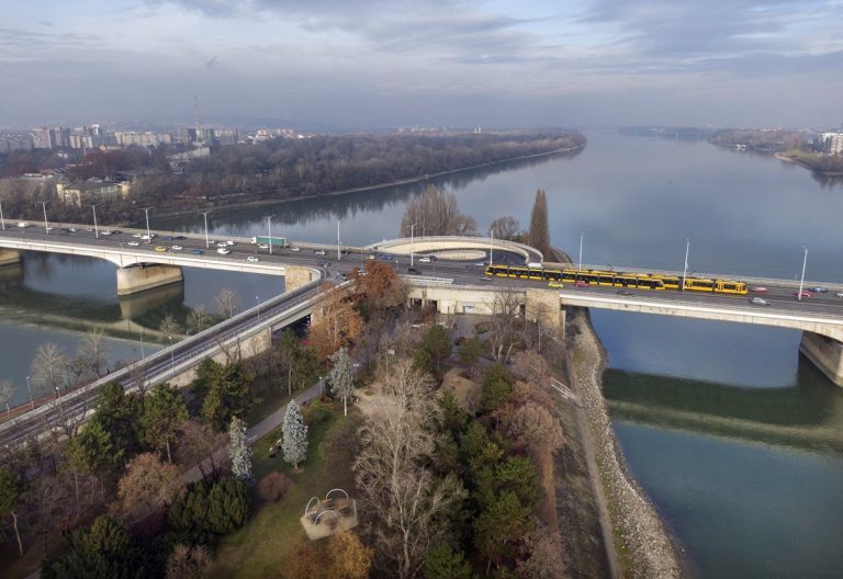 Felújítás miatt hétfőn lezárnak egy sávot az Árpád hídon