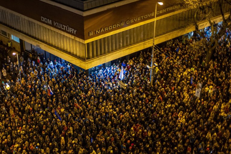 Ezrek tiltakoztak a szlovák parlament előtt a büntető törvénykönyv módosítása miatt