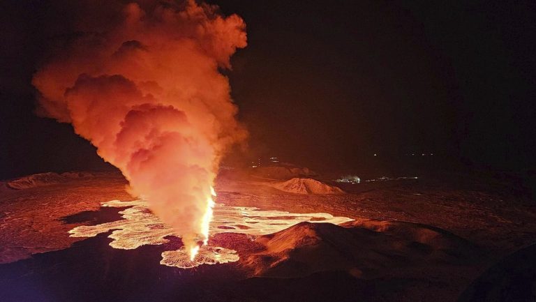 Újabb vulkánkitörés történt Izlandon – videón a látványos kitörés