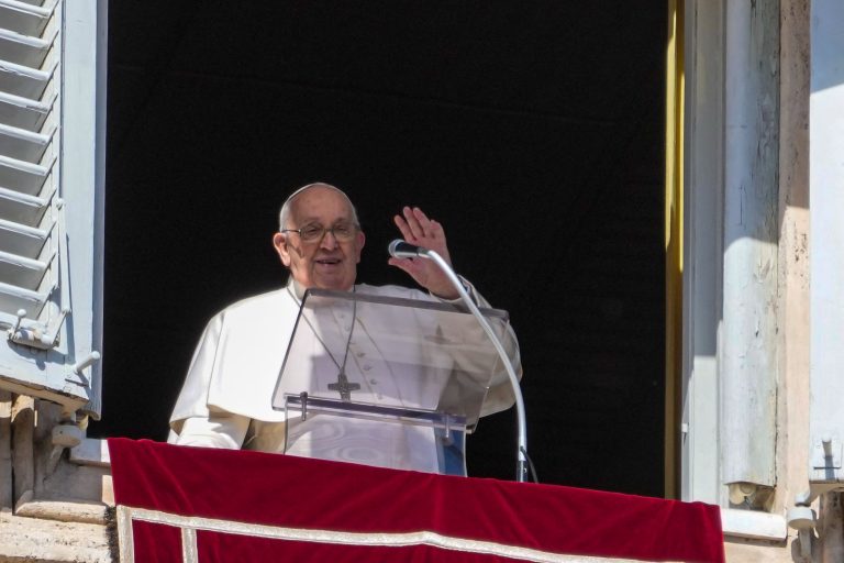 Influenzaszerű tünetek miatt lemondta programjait Ferenc pápa