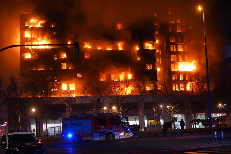 Spanyolországi tűzvész: videón a pillanat, amikor lángra kapott az épület